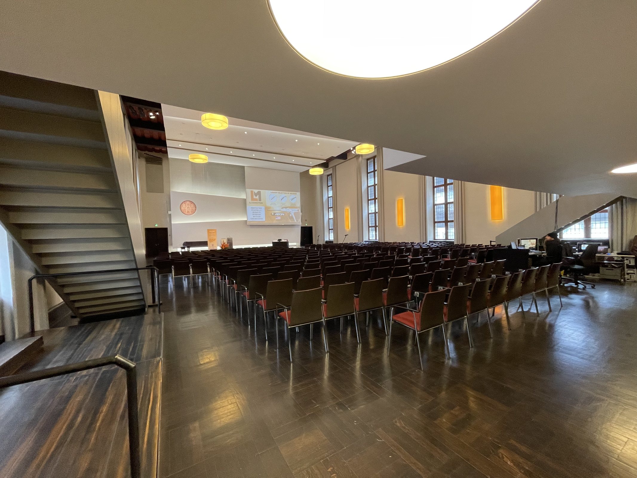 Tagungsfoyer mit Bestuhlung und Registrierungsbereich
