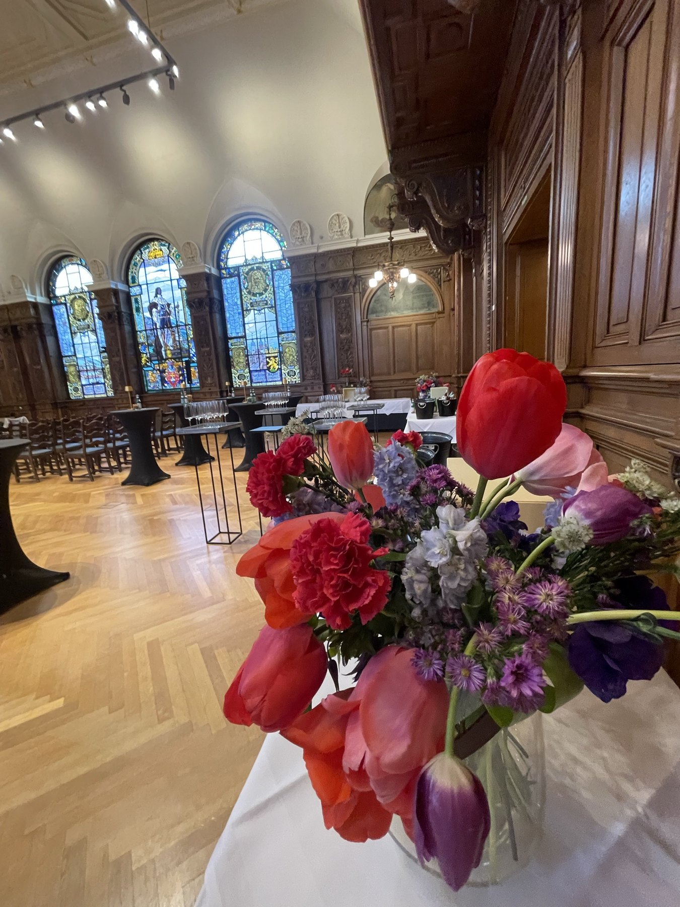 Historischer Rathaussaal mit floraler Gestaltung und Empfangsaufbau