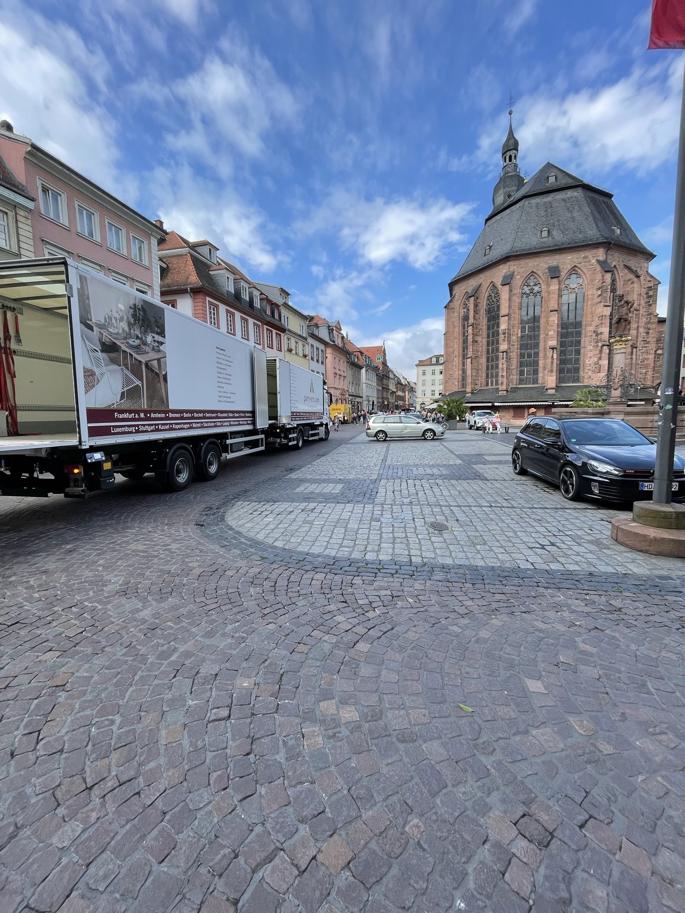 Anlieferung am Rathaus Heidelberg mit Eventlogistik vor historischer Kulisse