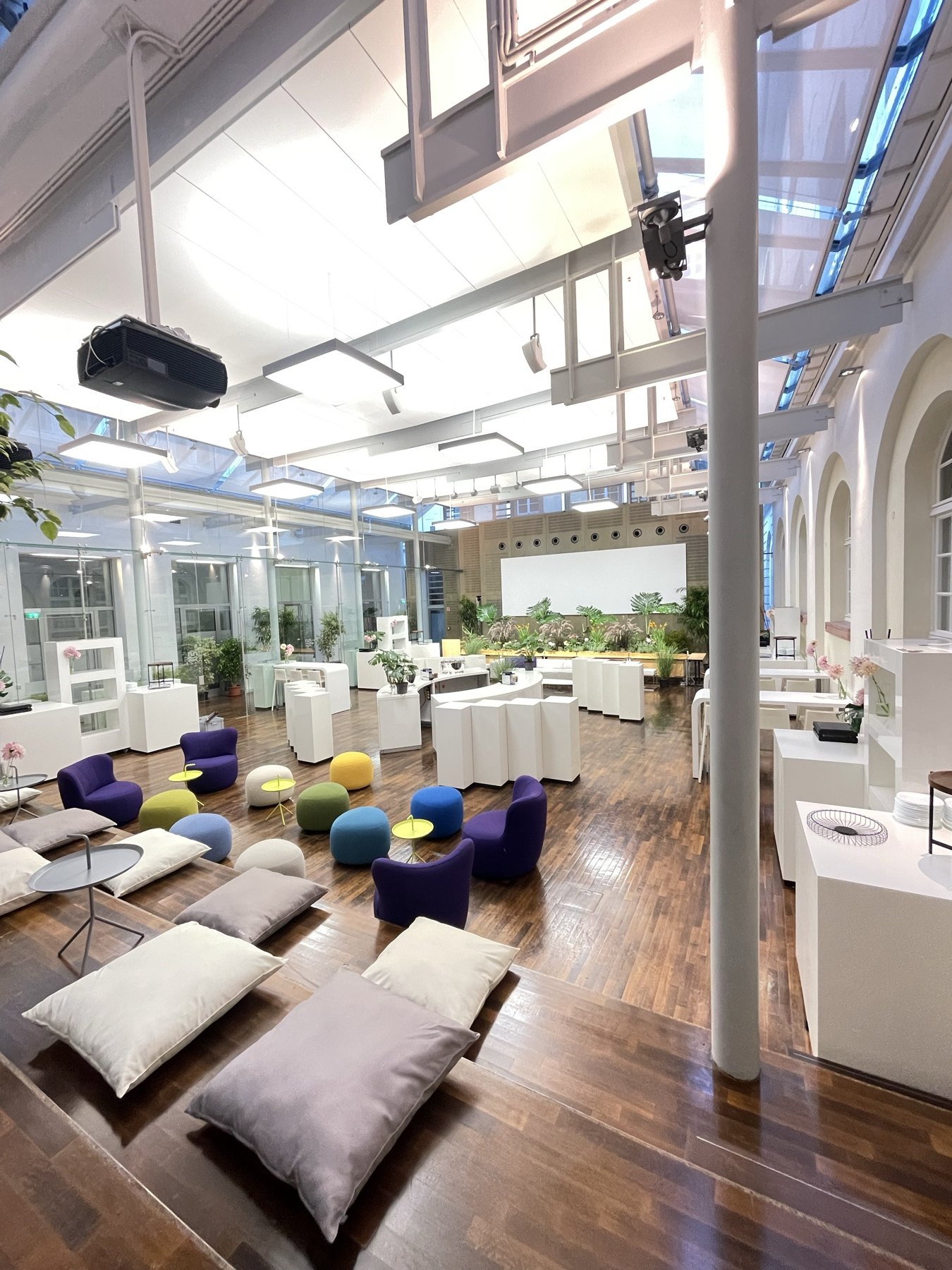 Aufgebauter Veranstaltungssaal im Rathaus Heidelberg mit Lounge und Eventdesign