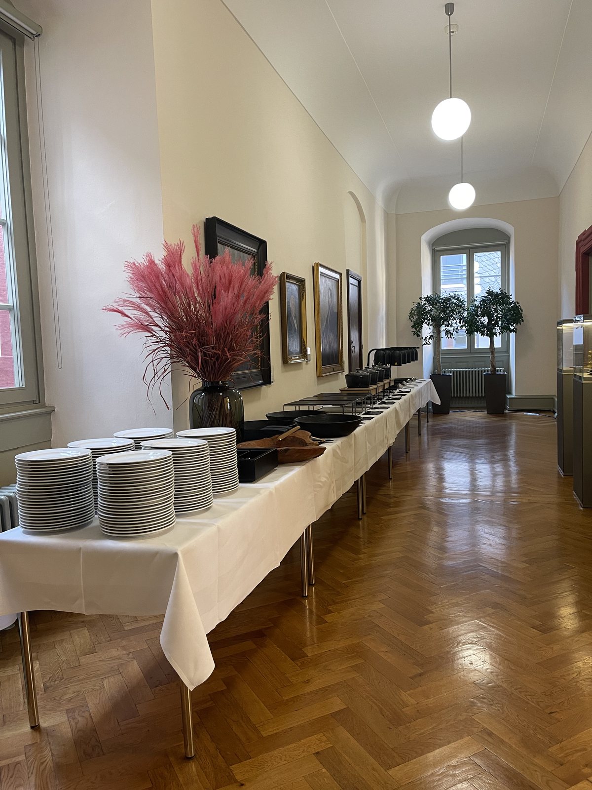 Buffet- und Serviceaufbau in einem Empfangsraum