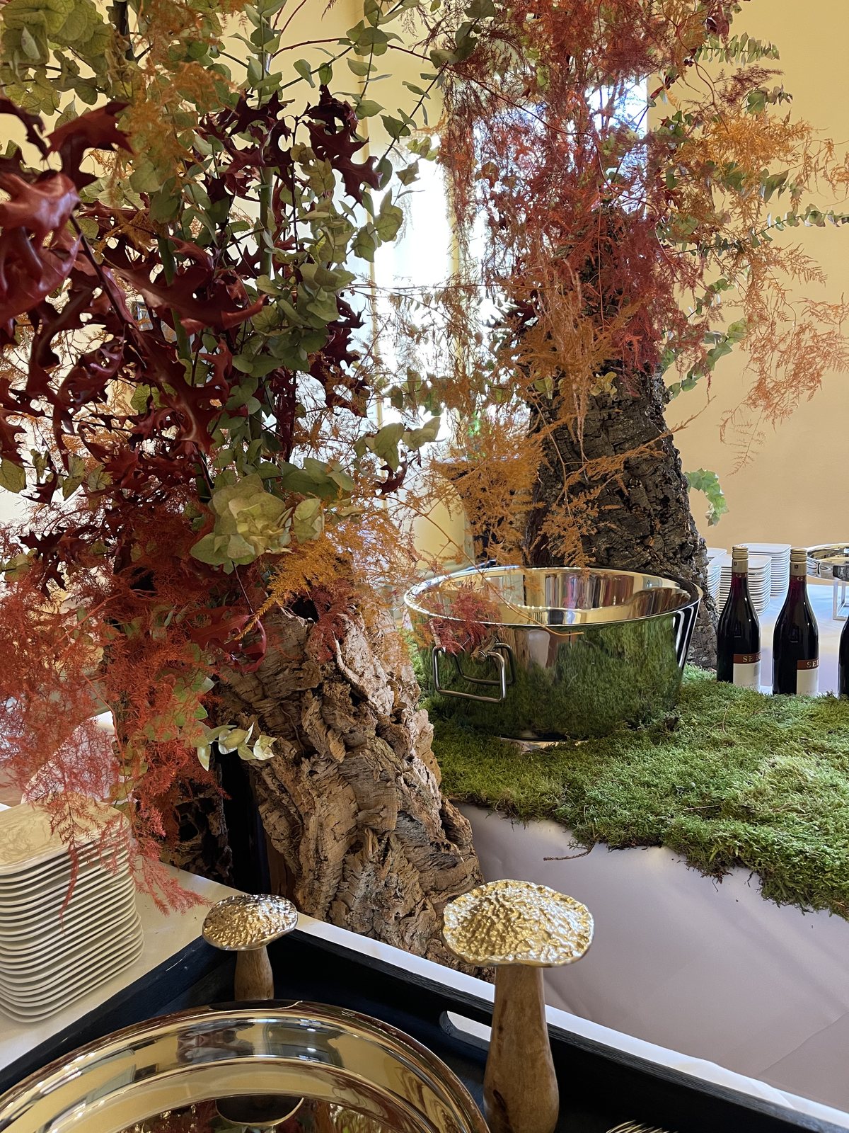Florale Installation und Empfangssetup in einem hochwertigen Veranstaltungsraum